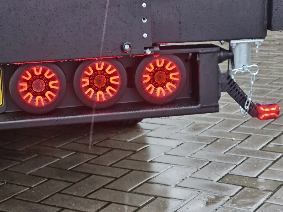 Bloc arrière LED segmenté sur une remorque moderne