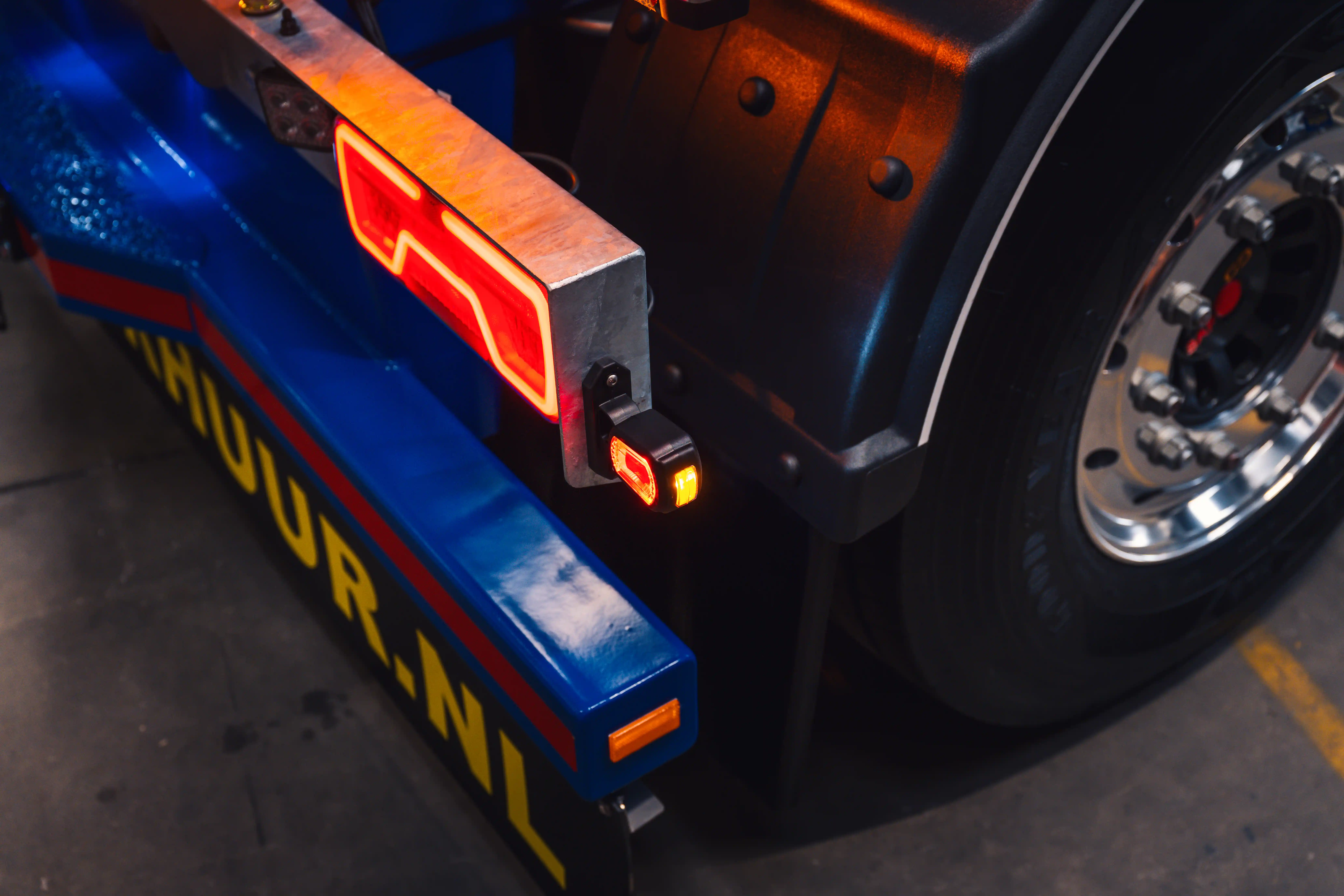 Vue latérale d’une remorque show éclairée custom à un festival camion intérieur