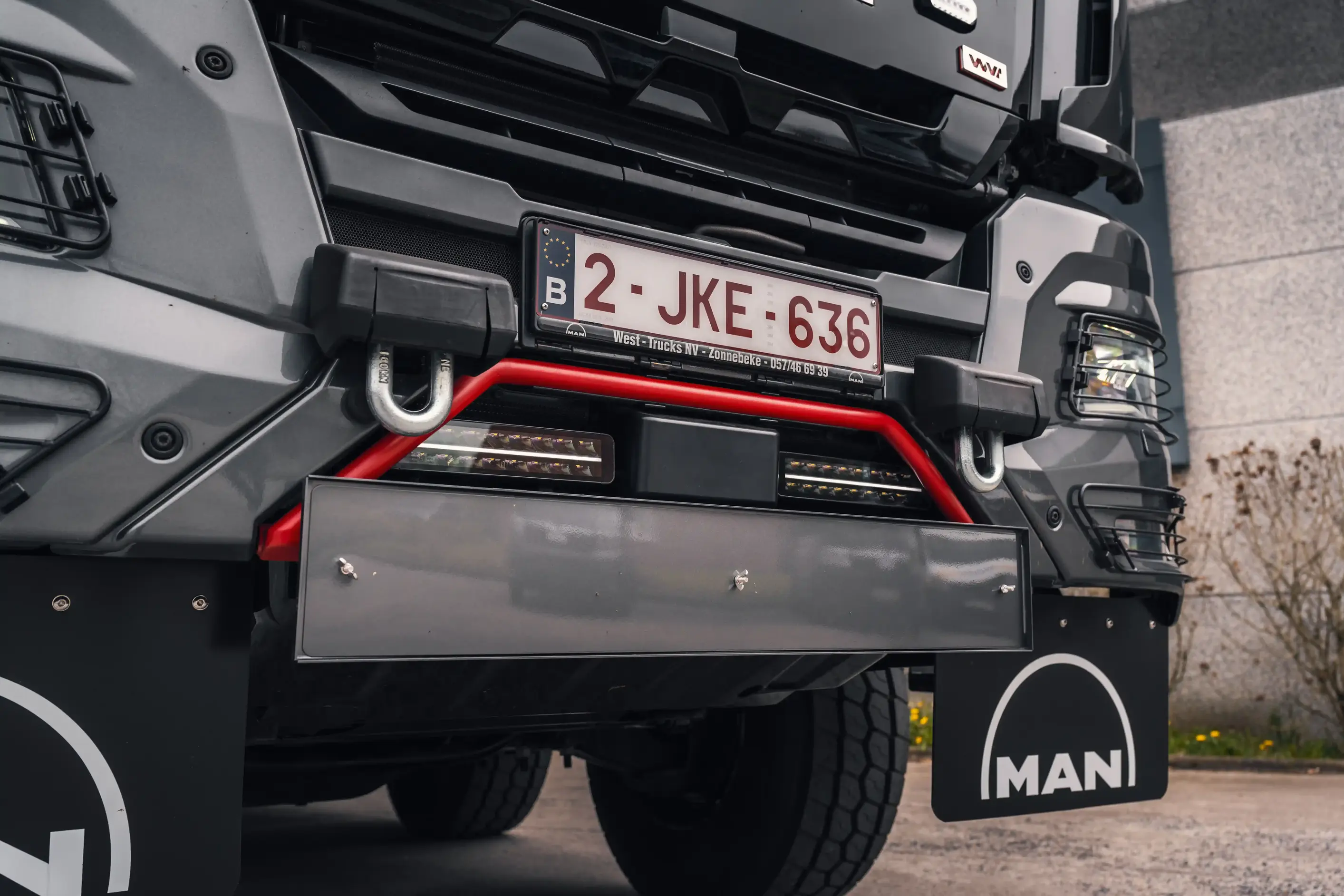 Camion lourd 8x8 roulant avec dispositif d’éclairage auxiliaire complet de nuit