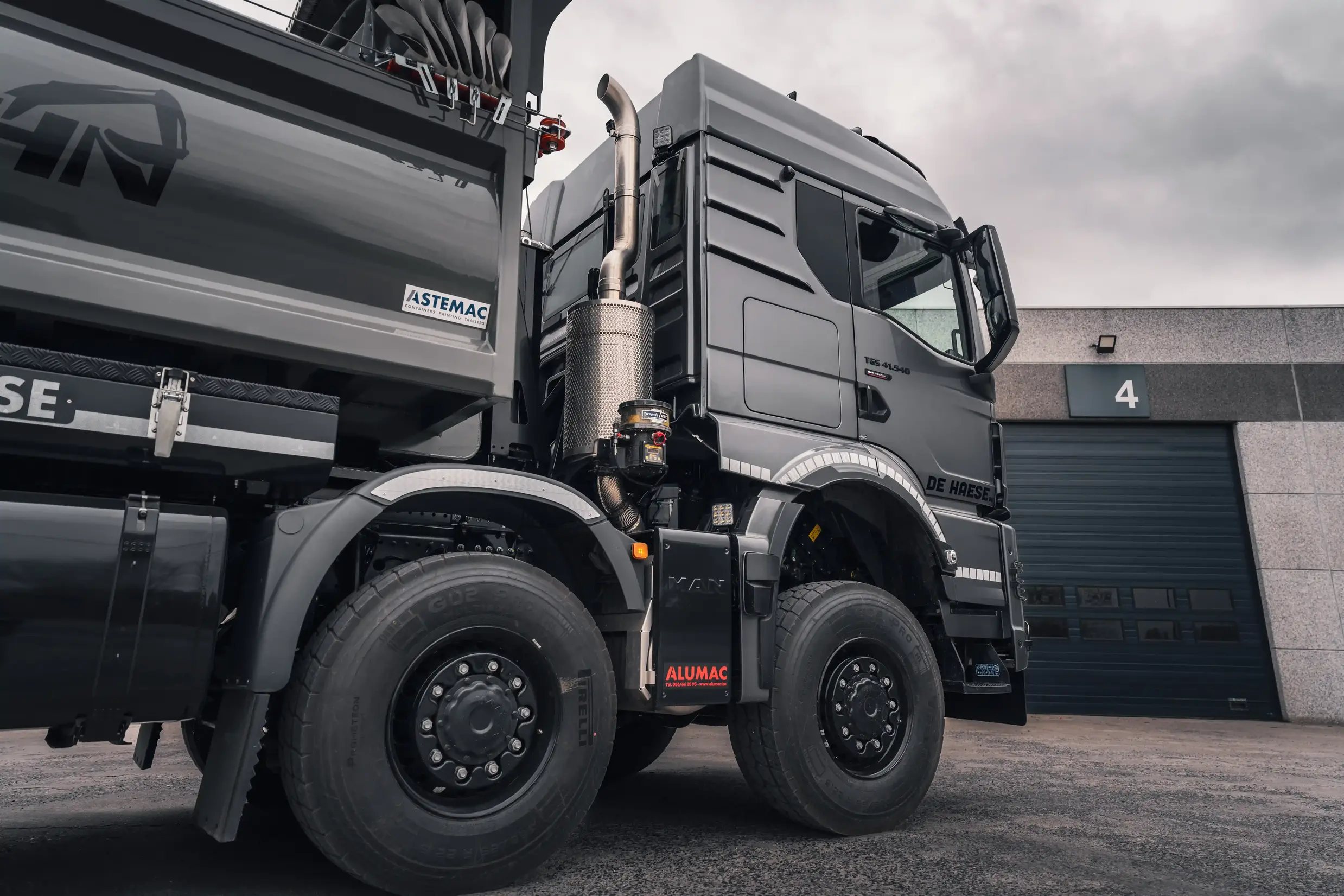 Avant de cabine de camion lourd au crépuscule avec éclairage auxiliaire allumé