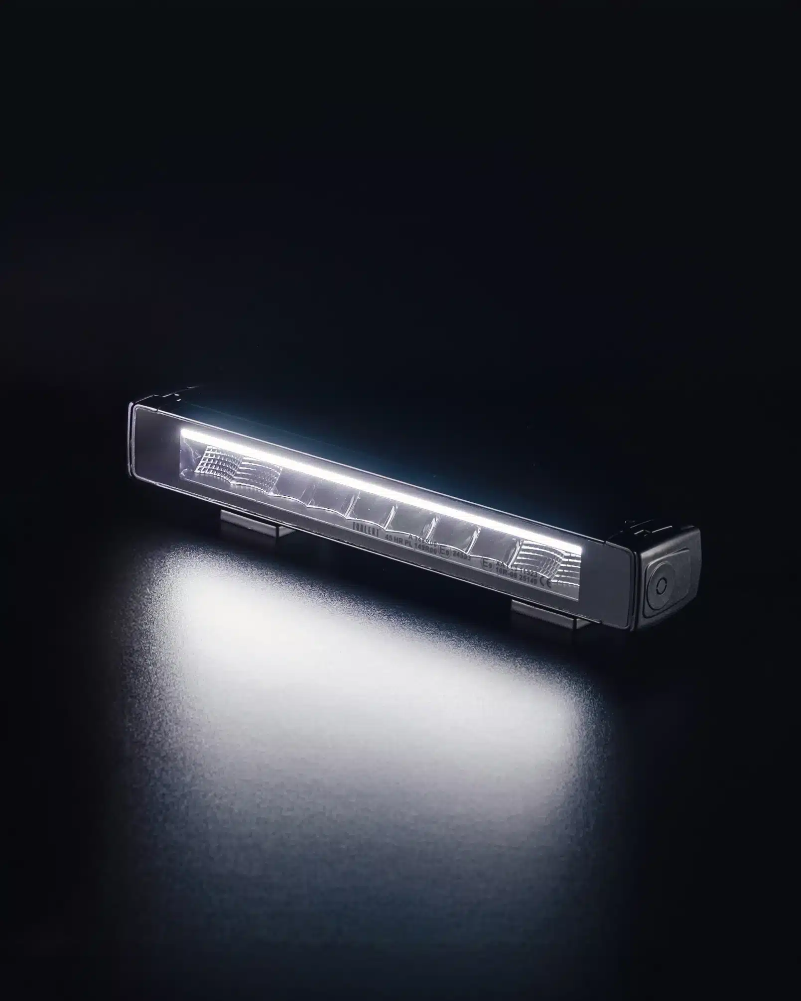 Barre LED blanche sur fond studio neutre